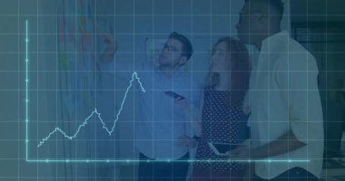 Üç meslektaş yapışkan notları işaret ediyor, akıllı telefon iş için animasyon çizelgesi gösteriyor. İşbirliği, takım çalışması, yenilik, beyin fırtınası, yaratıcı, modern, analitik