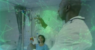 Kıdemli erkek doktor, yeşil ağ ve dünya haritası grafikleriyle sağlık odasındaki serum torbasını ayarlıyor. Tıbbi, sağlık, teknoloji, yenilik, profesyonellik, klinik, analitik