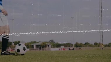 Kadın futbolcu çim sahada topa vuruyor, verileri üst üste koyarak spor teknolojisini sergiliyor. Atletik, performans, fitness, dinamik, açık hava, eğitim, modern