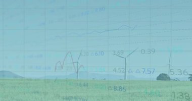Üç rüzgar türbini otlak alanda dönüyor, şeffaf finansal haritalar ve veriler sergiliyorlar. Yenilenebilir, enerji, teknoloji, sürdürülebilir, çevre dostu, veri görselleştirme, finansal