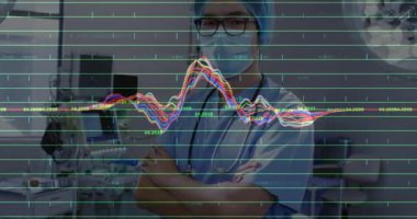 Erkek doktor ameliyathanede steteskopla kollarını kavuşturuyor. Animasyon dalgaboyunu gösteriyor. Tıbbi, sağlık, klinik, teknoloji, izleme, tanı, kesinlik