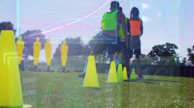 Sahada spor talimi yapan dört takım arkadaşı animasyon performans çizelgeleri gösteriyor. Sporcular, antrenman, çeviklik, motivasyon, takım çalışması, açık hava, spor