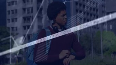 Kampüs yolunda mavi sırt çantası taşıyan ve kod grafiklerini gösteren kulaklık takan bir adam. Teknoloji, yenilik, modern, profesyonel, kentsel, açık hava, tarz