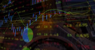 Yarı saydam kaplama, mavi şamdanların kırmızı yeşil trend çizgilerinin demiryolu boyunca aktığını gösteriyor. Finans, ticaret, teknoloji, lojistik, analitik, veri, yatırım