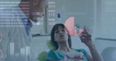 Diş hekimi yeşil dişçi sandalyesindeki hastayı muayene ediyor, dünya haritası, pasta grafikleri, bar grafikleri gösteriyor. Sağlık, teknoloji, profesyonellik, analiz, danışma, sağlık, yenilik