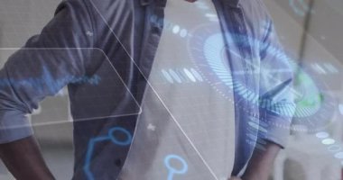 İnsan, holografik veri grafikleriyle, dalga biçimi çizgileriyle ve çalışma alanındaki şebeke örtüsüyle etkileşime girer. Gelecekçi, yenilikçi, teknoloji, arayüz, dijital, çalışma alanı, profesyonel