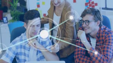 Teknoloji ekibi teknoloji atölyesindeki çalışma masasında çalışıyor, yüzen bağlı düğümler ve çizgiler gösteriyorlar. Yenilik, takım çalışması, beyin fırtınası, modern, üretkenlik, dijital, iletişim