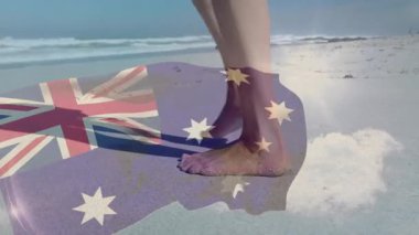 Avustralya bayrağını iş teknolojisi tasarımı için sergilerken kumsala basan bir kadın. Ayakkabı, sahil, sükunet, minimalizm, doğal, vatanseverlik, boş zaman