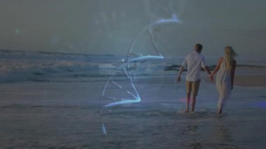 Teknoloji sahnesinde gün batımında holografik sarmal ve kaydırmalı kodlarla yürüyen çift. Romantik, dinginlik, fütüristik, dijital, bağlantı, sükunet, yenilik