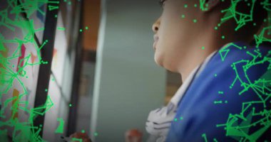 Modern ofisteki duvar görüntüsüne bakan iş ekibi, yeşil ağ hatlarına sahip. İşbirliği, yenilik, teknoloji, takım çalışması, dijital, kurumsal, modernite