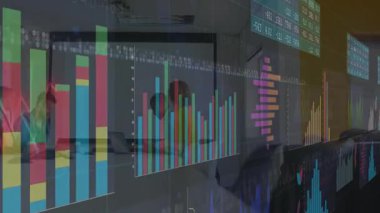 İş adamları cam duvarlı toplantı odasında, yüzen bar çizelgeleri ve masalarla stratejilerini tartışıyor. Şirket, işbirliği, veri, teknoloji, iletişim, profesyonel, modern