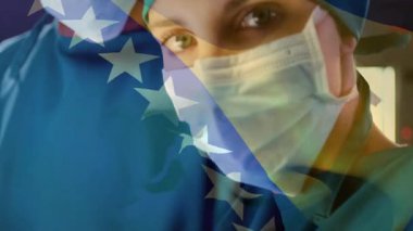 Ameliyathanede meslektaşı ile birlikte çalışan bayan doktor. Animasyon yıldızlarının altında kep ve maske takıyor. Sağlık, takım çalışması, profesyonellik, tıbbi, klinik, hastane, modern