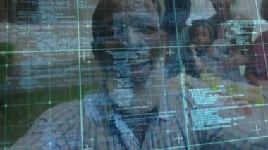 Son sınıf öğrencisi elinde akıllı telefonla aileyi yakalıyor masada meyve suyunu yudumluyor ve üzerinde teknoloji kodları var. Aile, teknoloji, bağlantı, portre, yaşam tarzı, modern, çok nesilli