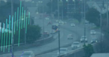 Şehir yolu sahnesi yükselen finans barlarını, trafik lambalarının altında borsa saatleriyle gösteriyor. Teknik, veri görselleştirme, kentsel, ulaşım, modern, analitik, üretkenlik