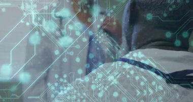 Kadın doktor hastane yatağında yatan hastaya steteskop yerleştiriyor. Dijital sağlık örtüsü gösteriyor. Sağlık, teletıp, fütürist, son sınıf, tanı, teknoloji, klinik