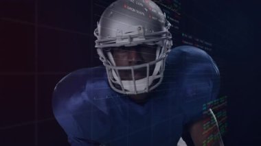 Futbol oyuncusu kask askısını stüdyoda ayarlıyor yüzen spor analizi çizgileri çiziyor. Sporcu, performans, teknoloji, veri, yenilik, eğitim, spor