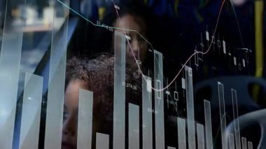 Anne ve kızı otobüs penceresinden bakıyor, finansal grafikler ve şamdan kaplamaları gösteriyor. Ulaşım, kentsel, modern, analitik, bağlantı, seyahat, aile