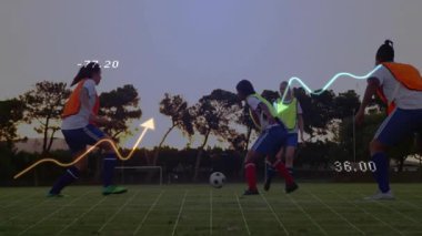 Şebeke sahasında antrenman yapan bayan futbolcular, spor analitiği için çizgi grafikleri ve ölçümleri gösteriyorlar. Atletik, takım çalışması, performans, açık hava, canlı, dirençli, rekabetçi