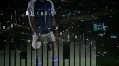 Erkek futbolcu çimenli çimlerde finans çubukları ve çizgi grafikleriyle tekme atmaya hazırlanıyor. Atletizm, spor, rekabet, modern, enerjik, açık hava, teknoloji