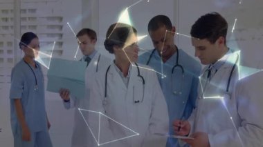 Tıbbi ekip hastanede brifing veriyor, hasta çizelgesini holografik küreyle inceliyor. Sağlık, işbirliği, teknoloji, profesyonellik, teşhis, yenilik, takım çalışması