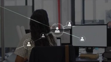 Mimari atölyesindeki erkek meslektaşlarına canlı ağ simgeleriyle planları teslim eden bir kadın. İşbirliği, profesyonellik, yaratıcı, modern, teknoloji, bağlantı, yenilik