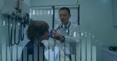 Erkek doktor çocuk hastaya klinikte rehberlik ediyor. Animasyon solunum cihazını ve grafiğini gösteriyor. Tıbbi, sağlık, pediatrik, teşhis, klinik, profesyonel, tedavi