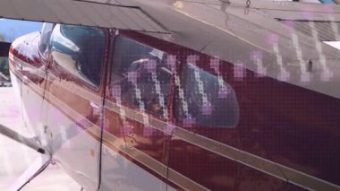 3 boyutlu görüntüde bordo hafif uçak gövdesi hakim çerçeve, perçin mandal zinciri sergileniyor. Havacılık, uzay, uçak, ulaşım, seyahat, mühendislik, metalik
