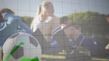 Kadın futbol takımı çimenli alanda çekirdek egzersizleri yapıyor, sağlık verileri grafiklerini gösteriyor. Sporcular, fitness, antrenman, açık hava, canlı, takım çalışması, performans