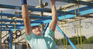 Mavi çubuk fitness engelli parkurunda barfiks çeken çocuk, animasyon kuvvet istatistiklerini gösteriyor. Macera, oyun alanı, hareket, atletizm, açık hava, gençlik, canlı