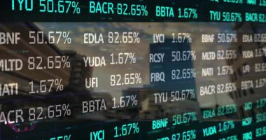 Şehir caddesinde şeffaf finansal verileri kaplamak, kalp sembollerini ve çizgi grafiklerini canlandırmak. Dijital, modern, fütüristik, metropol, dinamik, canlı, analitik
