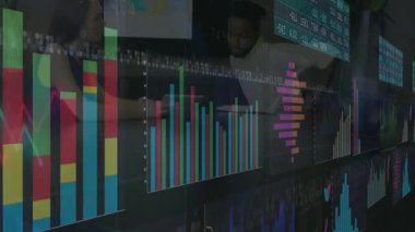 Kadın tablet kullanıyor ve erkek iş toplantısında verileri inceliyor, animasyon turta grafikleri sergiliyor. İşbirliği, veri analizi, kurumsal, modern, profesyonel, dijital, üretkenlik