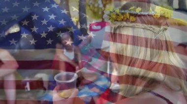 Arkadaşlar kampta oturmuş ellerinde plastik bardaklarla çimenlik alanda, canlandırılmış pazarlama ikonlarıyla oturuyorlar. Açık hava, yoldaşlık, eğlence, doğa, rahatlama, manzara, canlı