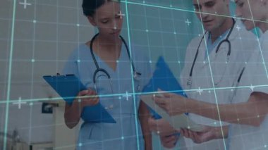 Hastane koridorunda hasta notlarını tartışan tıbbi ekip, animasyon dijital şebekeyle örtüşüyor. Sağlık, işbirliği, teknoloji, profesyonellik, klinik, yenilik, takım çalışması