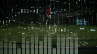 Erkek futbolcu gece sahasında topa vuruyor, finans bar grafikleri ve şamdan çizelgeleri gösteriyor. Sporcu, spor, gece, saha, rekabet, hareket, enerji