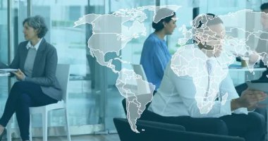 İş dünyası ekibi ofis salonundaki stratejiyi tartışıyor. Tablet akıllı telefonu ve dünya haritasını gösteriyor. Profesyonel, işbirliği, modern, dijital, ağ, kurumsal, yenilik