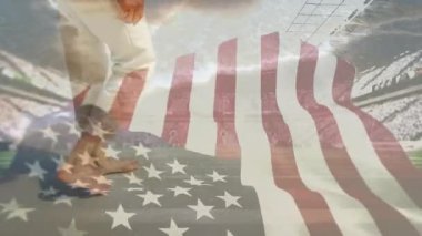 Amerikan bayrağı tenis ağıyla birleşirken sığ sularda yürüyen kişi. Vatanseverlik, spor, su, açık hava, kutlama, enerji, katmanlı