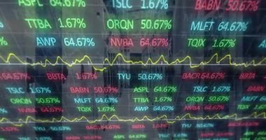 Sunucu koridorunda kayan 3 boyutlu kalp sembolleri, sarı trend çizgisi çiziyor. Teknoloji, veri, analitik, yenilik, dijital, siber güvenlik, sibernetik