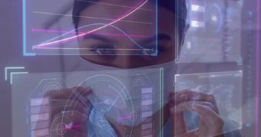 Kadın doktor klinik laboratuvarında holografik verileri inceliyor, renkli çizelgeler ve dünya haritası gösteriyor. Fütüristik, teknoloji, sağlık, analiz, yenilik, veri görselleştirme, klinik