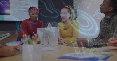 Ekip üyeleri masanın etrafında toplanıp devre grafikleri ve veri tabloları göstermeyi tartışıyor. İşbirliği, beyin fırtınası, yenilik, dijital, modern, iş dünyası, yaratıcılık