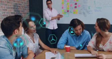 Proje ekibi ahşap masa etrafında işbirliği yaparak yüzen altıgenlerle enerji kavramlarını görselleştiriyor. İşbirliği, beyin fırtınası, yenilik, takım çalışması, strateji, iletişim, ofis