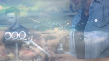 Teknoloji ofisinde işbirliği yapan iki meslektaş yüzen ağ düğümleri sergiliyor ve hatları birbirine bağlıyor. Profesyonel, takım çalışması, bağlantı, dijital, yenilik, modern, çalışma alanı