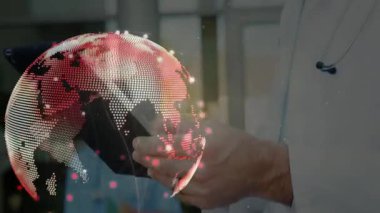 Elinde kırmızı holografik küresi olan erkek doktor klinikte gözlem yapıyor. Sağlık, teknoloji, yenilik, işbirliği, görselleştirme, dijital, fütürist