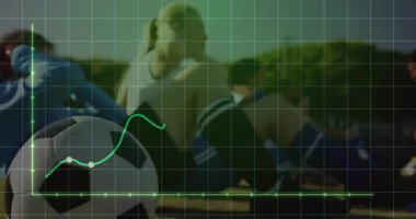 Altı bayan sporcu, çim üzerinde sağlık teknolojisi şebekesi ve çizelgesi ile çekirdek egzersizleri yapıyor. Fitness, takım çalışması, görselleştirme, açık hava, kararlılık, spor, canlılık