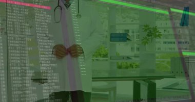 Erkek doktor dosyalar ve saksı bitkisiyle sağlık odasında duruyor, yeşil kod akışını örtüyor. Profesyonel, sağlık, modern, teknoloji, klinik, danışma, teşhis