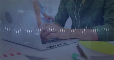 Ofis masasını işaret eden meslektaşıyla dizüstü bilgisayarda yazan adam, finans tablosunu gösteriyor. İşbirliği, takım çalışması, yenilik, analitik, modern, profesyonel, üretkenlik