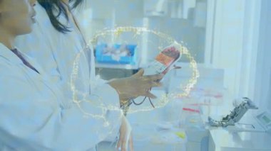 Kalp modelini inceleyen iki kadın araştırmacı, holografik devreler ekleyerek sağlık teknolojisi kullanıyorlar. Bilim, yenilik, fütüristik, işbirliği, tıbbi, teknoloji, tanı