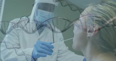 Test laboratuarında hastaya boğaz örneği vererek DNA çift sarmalını kaplayan bir sağlık görevlisi. Tıbbi, klinik, tanı, laboratuvar, sağlık, bilimsel, muayene