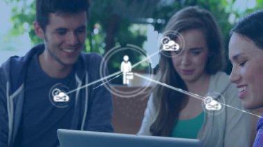 Çalışma alanındaki teknoloji projesinde işbirliği yapan üç akran ve dizüstü bilgisayarları birbirine bağlayan ağ simgeleri. İşbirliği, takım çalışması, yenilik, dijital, bağlantı, çalışma alanı, modern