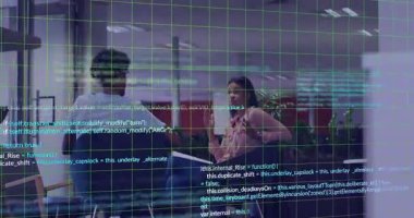 Teknik toplantıda JavaScript kodunu gösteren kadın jesti olarak panoyu açıklayan adam, yeşil şebeke örtüsü. İşbirliği, yenilik, takım çalışması, dijital, profesyonel, modern, beyin fırtınası