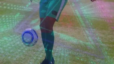 Futbolcu çim sahada futbol topunu tekmeliyor, spor markaları için arıza örtüleri sergiliyor. Atletik, aksiyon, canlı, modern, açık hava, dinamik, rekabetçi